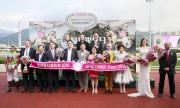 CEO Winfried Engelbrecht-Bresges; Club Stewards; Sa Sa International Holdings Limited Chairman and CEO Dr. Simon Kwok; Vice-Chairman Dr. Eleanor Kwok; presentation guest Miss Zephyr Chan Shun Wah; Sa Sa Ladies�� Purse Day ambassador Tiffany Tang; and the winning connections pose for a group photo.