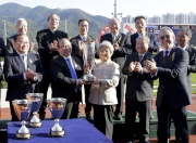 Mrs Y C Chow, wife of Dr Y C Chow, Co-Chairman of Chevalier International Holdings Limited, presents the Chevalier Cup trophy to Gonna Run��s owner Siu Pak Kwan.