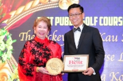 Deputy General Manager of The Jockey Club Kau Sai Chau Public Golf Course Keith Kiu (right) receives the award.