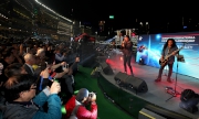 圖11<br>
澳洲著名手歌手Jimmy Cupples 聯同樂隊現場演出Happy Wednesday主題曲。
