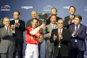 Photo 1<br>
Mr Timothy Fok Tsun Ting (second from right), President of the Sports Federation & Olympic Committee of Hong Kong, China, presents the trophy to Hugh Bowman, winner of the LONGINES International Jockeys' Championship.
