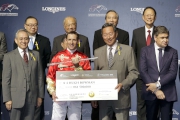 圖2<br>
馬會主席葉錫安博士（右二）頒發銀馬鞭及五十萬元獎金予浪琴表國際騎師錦標賽冠軍布文。
