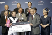 圖3<br>
馬會副主席周永健（右二）頒發銀碟及二十萬元獎金予浪琴表國際騎師錦標賽亞軍莫雅。
