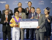 圖4, 5<br>
馬會副主席周永健頒發銀碗及五萬元獎金予浪琴表國際騎師錦標賽季軍戶崎圭太及杜滿萊。
