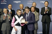 Photo 7<br>
Mr Juan-Carlos Capelli, Vice President of LONGINES and Head of International Marketing, presents a medal to Ryan Moore, first runner-up of the LONGINES International Jockeys' Championship.
