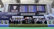 浪琴表香港一哩錦標排位抽籤完成後，主禮嘉賓與各駒的馬主、練馬師及代表合照。