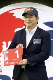 浪琴表香港盃 –日本賽駒「榮進之光」的代表為該駒抽得第1檔。