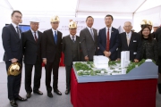 Club Chairman Dr Simon S O Ip (4th right), Permanent Secretary for Food and Health (Health) Patrick Nip (3rd left), CUHK Council Chairman Dr Norman Leung (4th left), Vice-Chancellor and President Professor Joseph Sung (3rd right) and other guests. 