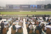 圖1, 2, 3, 4, 5<br>
「與星相聚場畔早餐會」是不少馬迷共享天倫的好機會，同時難得可近距離觀看明天出戰浪琴表香港國際賽事的海外駿馬操練。
