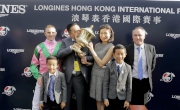 浪琴表香港短途錦標勝出馬匹「友瑩格」的馬主及騎練，賽後與傳媒分享喜悅。