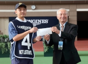 Norio Wada, Chairman of Japan Racing Association Board of Governors, presents a prize of HK$5,000 to the groom responsible for Not Listenin��tome, the Best Turned Out Horse in the LONGINES Hong Kong Sprint.
