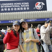浪琴表香港國際賽事每位入場的馬迷，可免費獲贈精美實用的國際賽Cap帽一頂。