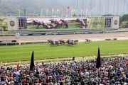 Photo 15, 16<br>
Huge crowds of fans flocked to Sha Tin Racecourse for LONGINES Hong Kong International Races Day.
