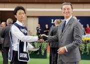 Baron Edouard de Rothschild, Chairman of the France-Galop (right), presents a prize of HK$5,000 to the groom responsible for Satono Aladdin, the Best Turned Out Horse in the LONGINES Hong Kong Mile.