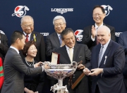 Photo 12, 13, 14<br>
Mr Walter von Kanel (right), President of LONGINES presents a LONGINES Master Conquest Classic Collection watch to owner representative of Maurice, trainer Noriyuki Hori and jockey Ryan Moore.
