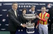 浪琴表香港盃勝出馬匹「滿樂時」的騎師莫雅、練馬師?堀宣行與馬主吉田和美賽後與傳媒分享勝利喜悅。