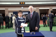 日本代表「滿樂時」獲得浪琴表香港盃最佳外觀馬匹?，國際賽馬組織聯盟主席Louis Romanet（右）頒發五千元獎金予料理該駒的馬房助理。