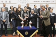 圖4<br>
六福集團主席兼行政總裁黃偉常致送獎盃予頭馬「宇宙車神 」合夥馬主蔡加讚。
