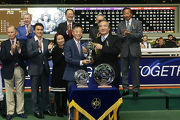 Stephen Ip, Steward of the HKJC, presents the trophy to Harbour Master��s Owners Mr and Mrs Chow Kay Yui.