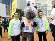 馬會董事利子厚先生(左)及署理財政司司長陳家強教授(右)與馬會的「同進啦啦隊」康姑娘(中)合照。