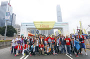 Photos 6/7:<br>
The CARE@hkjc Volunteer Team members picture with and runners.
