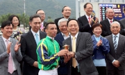 華商會所值理許洪先生頒發獎盃予華商會挑戰盃頭馬「有得威」的騎師莫雷拉。