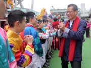 5, 6<br>Jockeys greet fans in the Parade Ring at the opening ceremony and wish them good fortune and prosperity in the New Year.