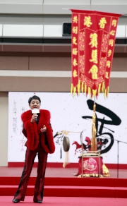 9, 10, 11<br>Veteran Hong Kong singers Frances Yip and Bennett Pang perform their all-time favourites and popular CNY tunes.  Feng shui master Mak Ling Ling shares her lucky tips for the CNY Raceday.