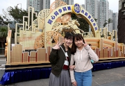 香港賽馬會以「躍馬亮影迎新歲」為主題的花車在沙田馬場公眾席入口展出，供入場人士拍照留念。