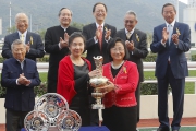 3, 4, 5<br>Mrs Margaret Leung, a Steward of the HKJC, presents the Centenary Vase trophy to Mr and Mrs William Yem Wai Lai, winning owners of Supreme Profit, as well as silver dishes to trainer Danny Shum and jockey Chad Schofield.