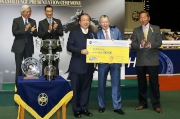 香港賽馬會行政總裁應家柏頒發十萬元獎金支票予本年度跑馬地百萬挑戰盃季軍「勝利名星」的馬主施偉強 。