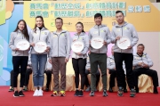 The Cluba?s Executive Director, Charities and Community, Leong Cheung (3rd left), Ambassadors Stephanie Au (2nd left) and Angel Wong (3rd right) and other athletes. 