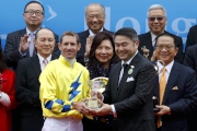 花旗集團香港及澳門區行長盧韋柏（右）致送紀念品予頭馬「明月千里」的騎師布文。