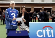 Stables Assistant responsible for Werther, the best turned out horse in the Citi Hong Kong Gold Cup, receives a HK$5,000 prize from Mrs Maria Alicia Aristeguieta (right), wife of Mr Francisco Aristeguieta, Citi Asia Pacific CEO.