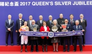 一眾馬會董事、行政總裁應家柏（後排左一），與「喜蓮獎星」的馬主代表及騎練，於女皇銀禧紀念盃頒獎禮上合照。