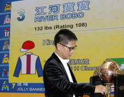 澳門賽駒「江河寶寶」的馬主King Ho為該駒抽得14檔。