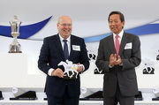 Club��s Chairman Dr Simon Ip (right) and Mr.Kevin Coon, Vice President of BMW Group Importer Office Hong Kong, Macau & Taiwan (left), jointly draw the first horse at the barrier draw ceremony.