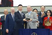 寶馬汽車（香港）有限公司香港區董事總經理劉家輝頒發紀念品予「佳龍駒」的練馬師約翰摩亞。