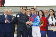 寶馬香港打吡大使甄子丹頒發紀念品予「佳龍駒」的騎師莫雷拉。