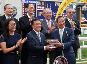 圖  4, 5, 6: 香港賽馬會主席葉錫安博士於賽後舉行的頒獎禮上，將主席錦標的冠軍獎盃及銀碟頒予「佳龍駒」的馬主洪祖杭、練馬師約翰摩亞及騎師莫雷拉。