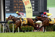 Romantic Touch (No 2) with Zac Purton in the saddle grabs this year��s Macau Hong Kong Trophy at Taipa Racecourse today.