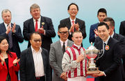Mr. Lau Cho Un (right), Vice President of Sports Bureau of The Macao SAR Government, presents the trophy to winning jockey Zac Purton.
