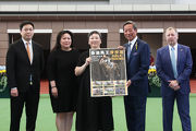 Club Chairman Dr Simon Ip presents a commemorative photo frame to Mrs Tisa Li.