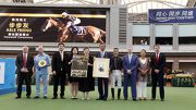 From left: HKJC Executive Director, Racing Business and Operations Anthony Kelly, trainer John Moore, Mr Adrian Li, Ms Charmaine Li, Mrs Tisa Li, Club Chairman Dr Simon Ip, jockey Joao Moreira, Club CEO Winfried Engelbrecht-Bresges, Mrs Fifi Moore, and Club��s Executive Director, Racing Authority Andrew Harding, pose for a group photo at the farewell ceremony.