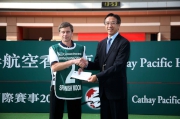 Kevin Bradshaw receiving the Best Turned Out Horse prize from James Tien ahead of Spanish Moon��s 2009 Hong Kong Vase run.