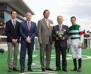 香港賽馬會主席葉錫安博士 (中)與行政總裁應家柏 (左二) 在頒獎禮上將冠軍獎盃頒予香港賽馬會錦標頭馬Valdes的馬主及騎練。