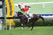 Zac Purton guides Best Reward to a fourth straight win in the HKU Faculty Of Medicine Handicap.