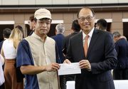 「香港回歸盃」舉行前，香港體育學院主席林大輝博士（右）頒發「香港回歸盃」最佳外觀馬匹獎。