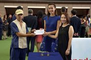 「粵港盃」舉行前，來自廣東的2008年北京奧運會女子體操團體金牌得主李珊珊女士（右），及香港游泳運動員歐鎧淳女士（中），頒發「粵港盃」最佳外觀馬匹獎。