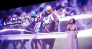 圖十五, 十六<br>香港賽馬會音樂及舞蹈信託基金獎學金得主譚樂軒於頒獎典禮上任表演嘉賓，以歌聲向終身成就獎得獎馬匹「友瑩格」和「步步友」致敬。